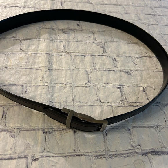 CLAIBORNE REVERSIBLE BLACK/BROWN COATED LEATHER SILVER TONE BUCKLE MENS BELT 44 - Picture 8 of 9